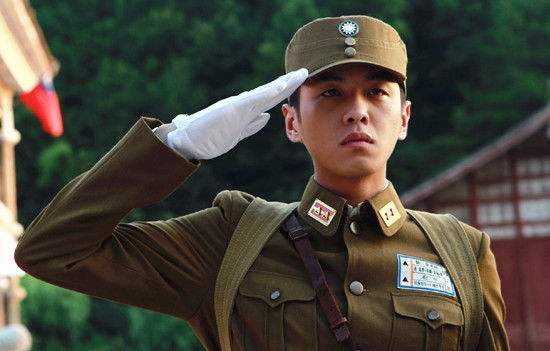 回顾张若昀缺失的亲情童年很苦涩自己的伤痛被唐艺昕治愈