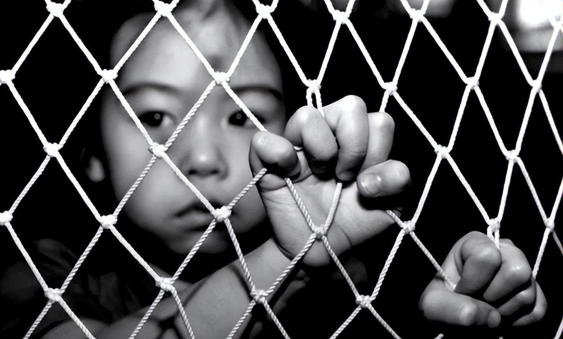 回顾4岁女童遭父亲工友拐卖42年后寻亲成功78岁老父再次背起她