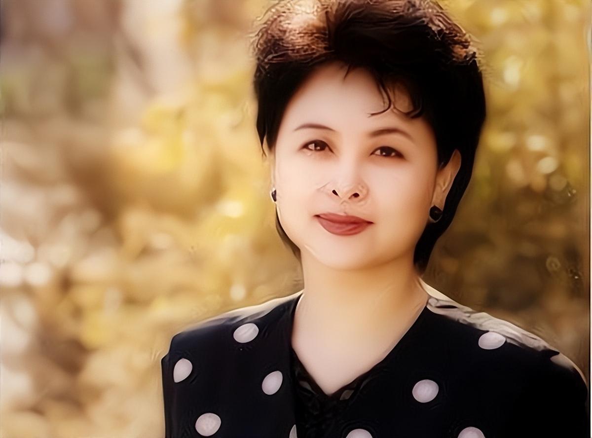 她就是"央视最美主持人肖晓琳"甚至被称为"律政铁娘子".