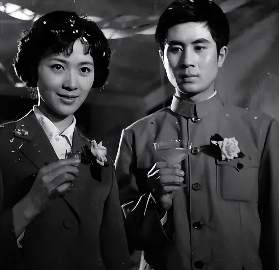 回顾郭凯敏抛弃为其生子的发妻张芝华转身娶了小四岁娇妻