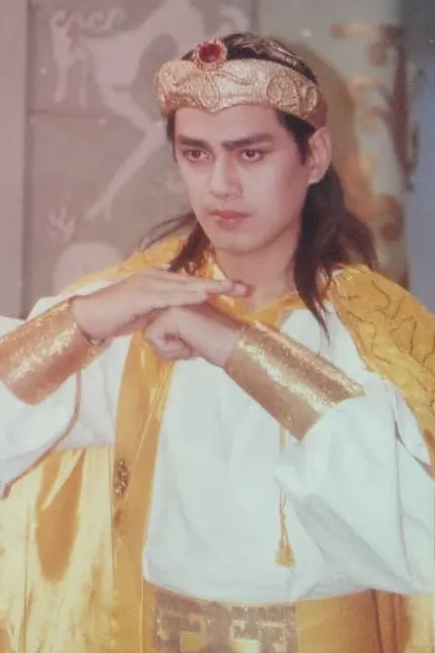 回顾汤镇宗弟弟是汤镇业至今无绯闻将普通妻子宠成了宝