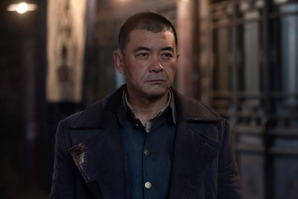 在成为演员这条路上,王新军可以说没有一点先天优势.