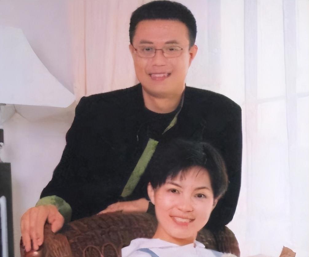 回顾主持人白燕升娶瘫痪残疾妻子婚后生一儿一女今幸福美满