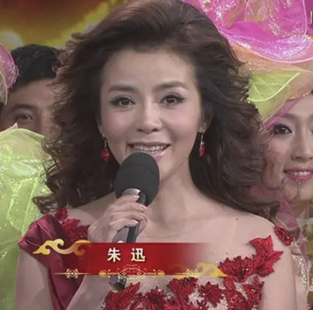 回顾主持人朱迅伺候瘫痪的公公与婆婆亲如母女被丈夫宠成宝