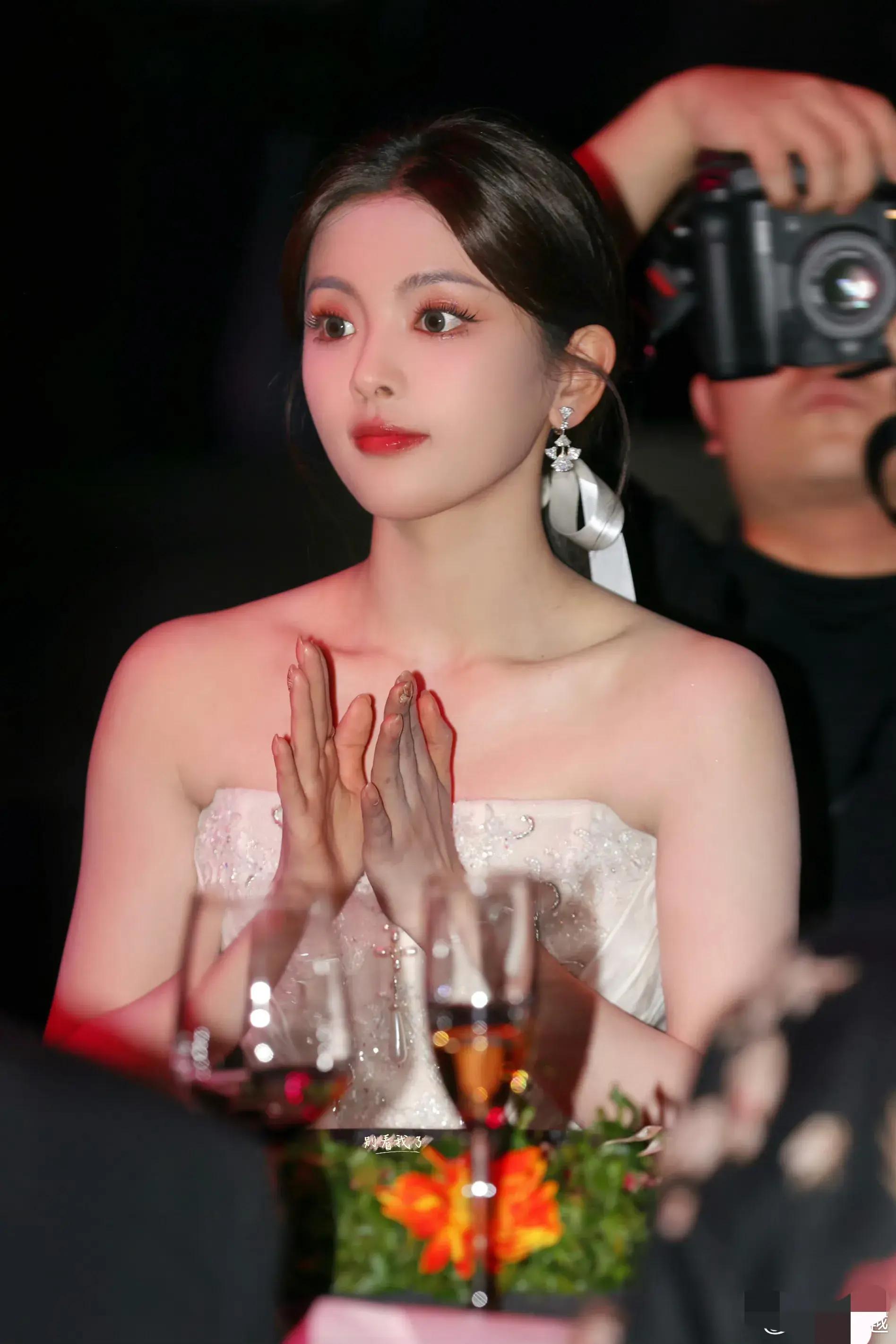 杨超越胡一天牵手上台他们的身高差太萌