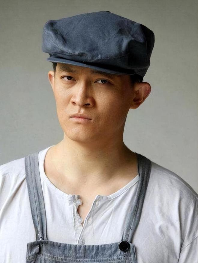 回顾杨志刚拍戏时死里逃生被毁容我亲哥是导演硬捧我17年