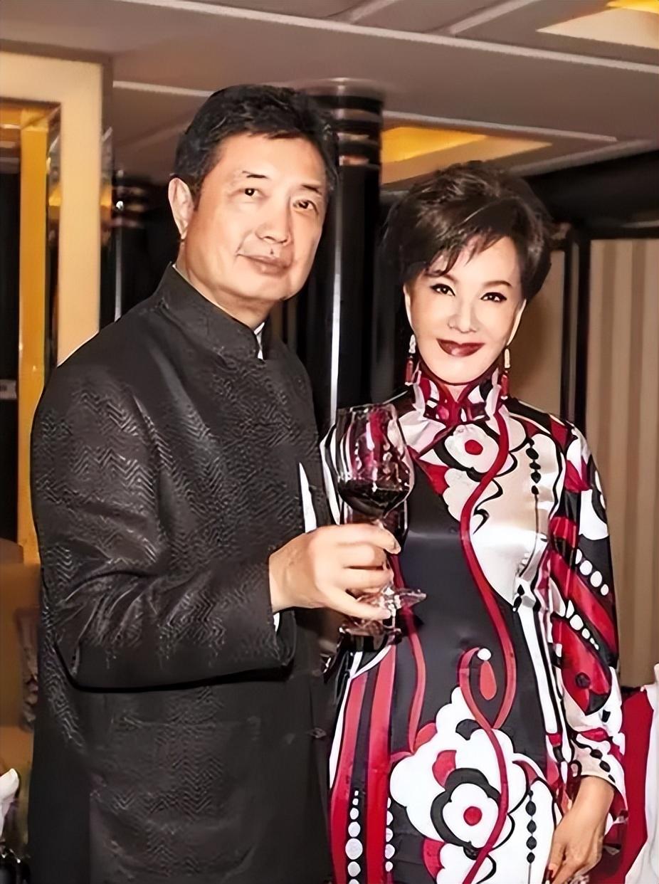 回顾夏台凤在回家的诱惑中报复渣男现实却被同性恋老公骗婚