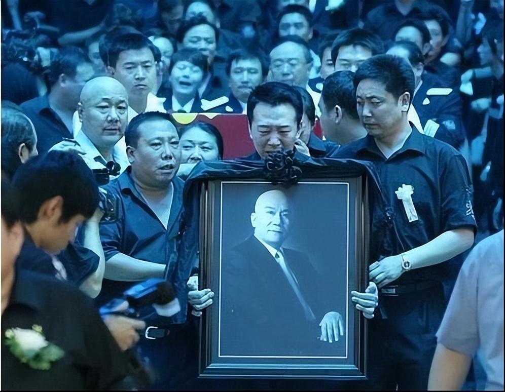 而且侯耀文的父母也已经不在了,把他的遗产均分给两个孩子不就好了?