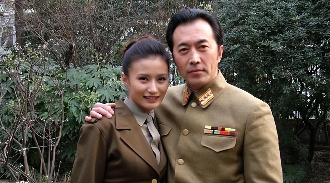 回顾郑晓宁爱慕萨日娜20年却两度娶娇妻今62岁下场太凄惨