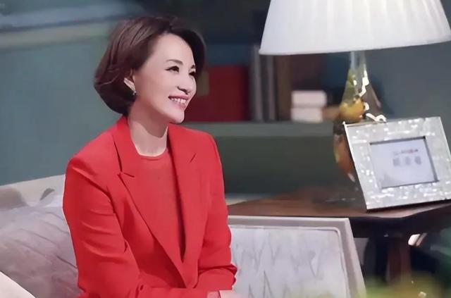 董卿重登央视舞台,与百位主持合照稳居c位,被赞王者归来