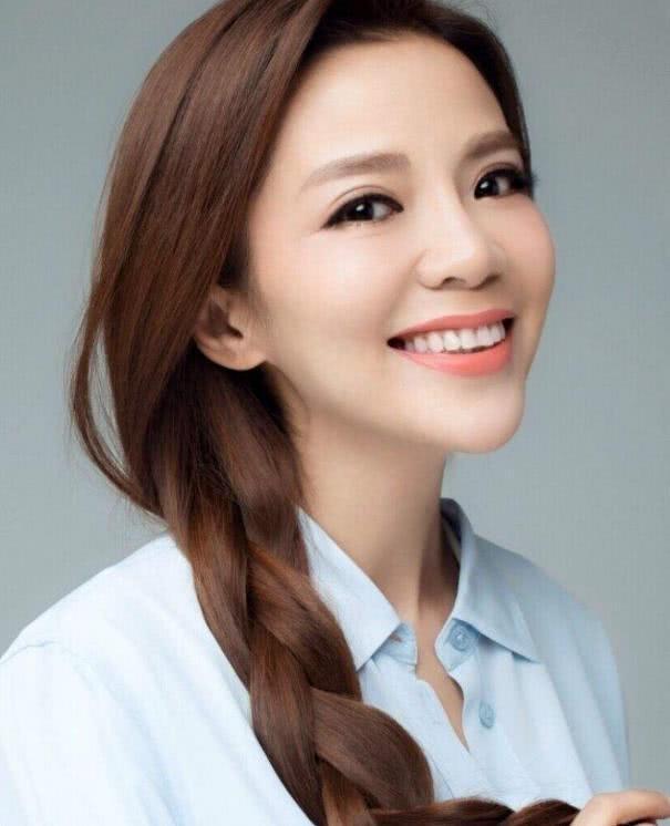 回顾主持人朱迅伺候瘫痪的公公与婆婆亲如母女被丈夫宠成宝