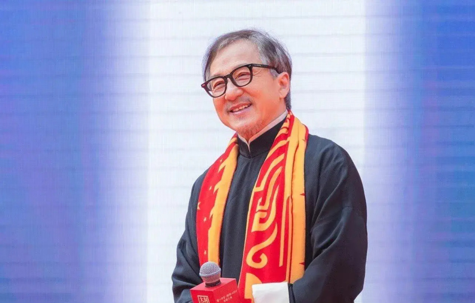 成龙近照曝光满头白发