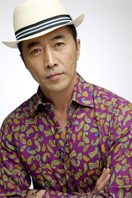 回顾郑晓宁:爱慕萨日娜20年,却两度娶娇妻,今62岁下场太凄惨!