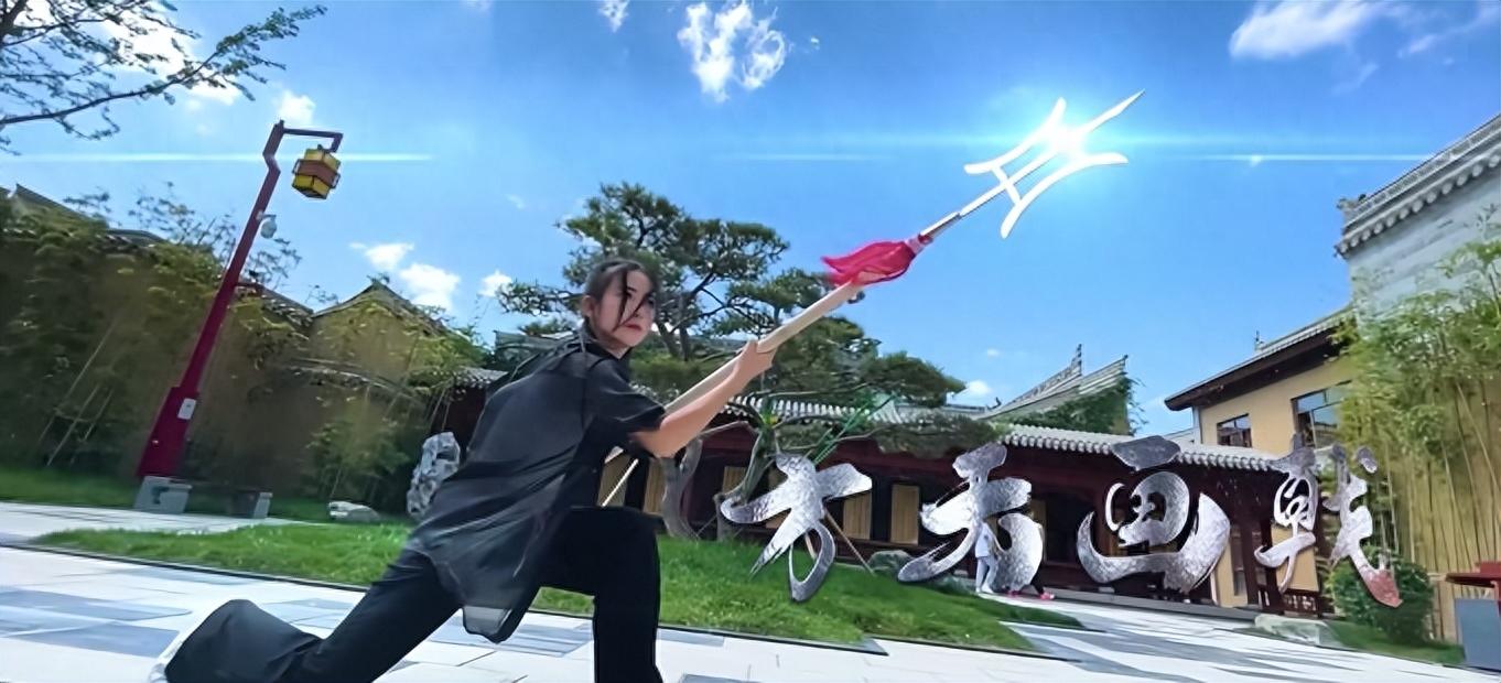 张含亮出生在甘肃武山的一个武术世家,父亲张鸿谋就是一名武术大师,正