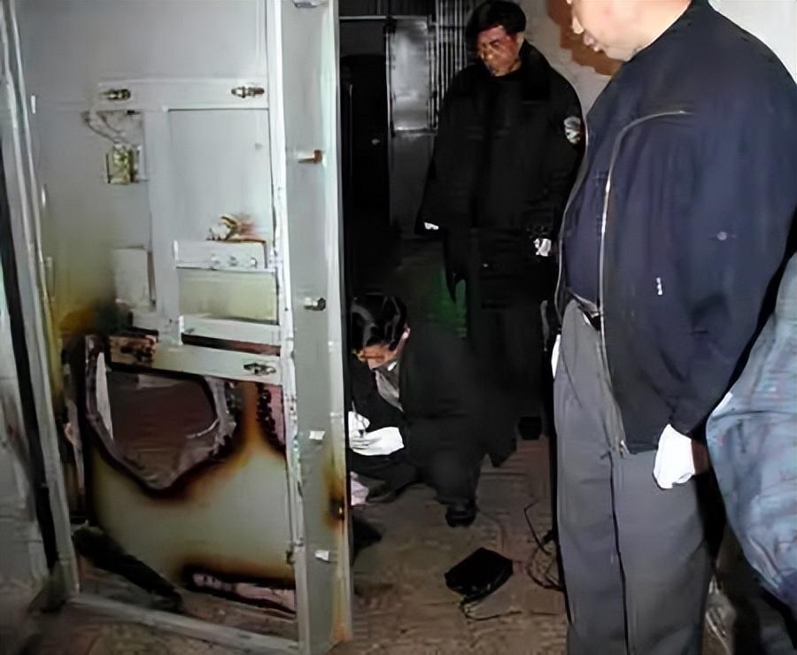 1998年湖北穷小伙突然暴富警方发现不简单调查后小伙被判死刑