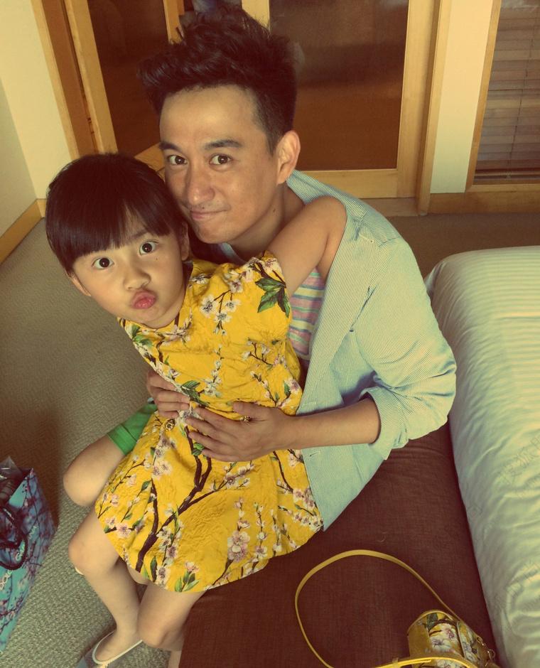 就在2006年这年贾静雯和黄磊相识,黄磊就开始多多开导贾静雯,甚至还带