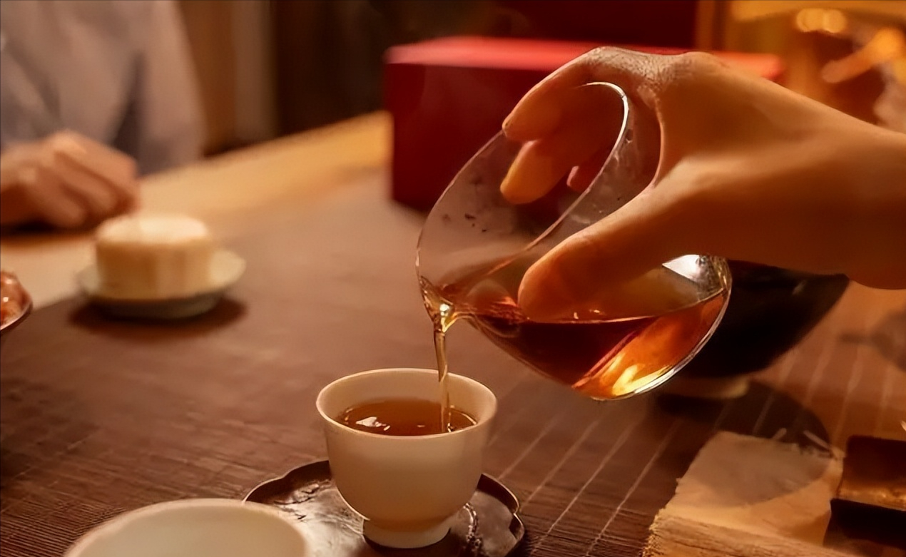 反向喝茶不可取奉劝爱喝茶的人尽量远离喝茶时的4个误区