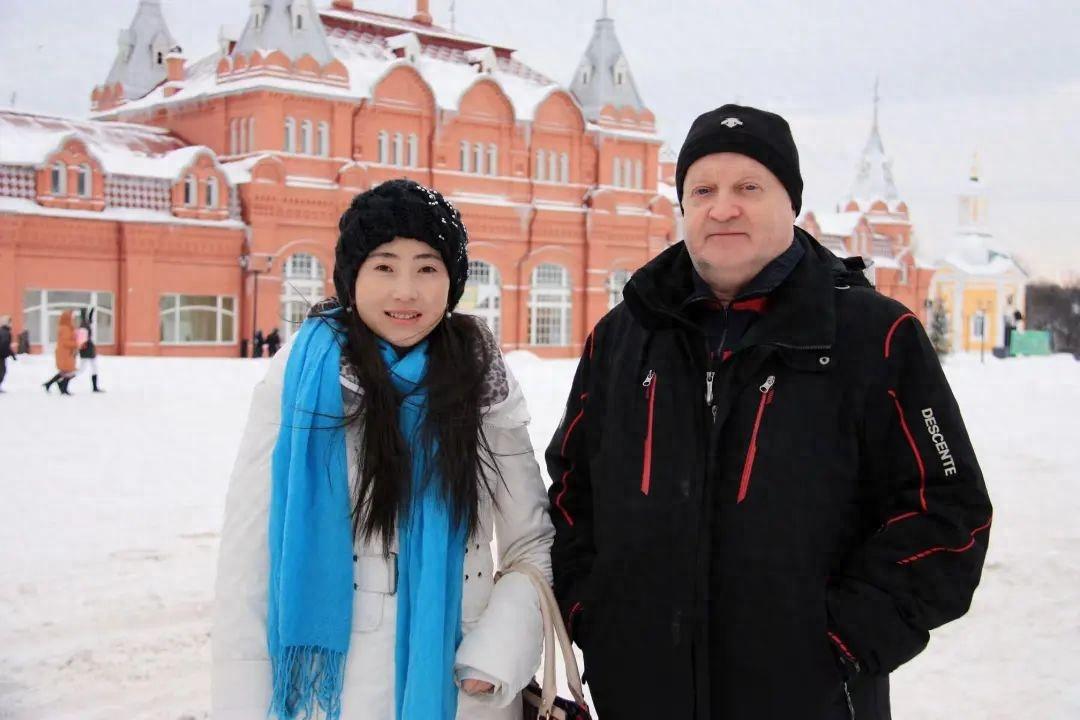 张含亮出生在甘肃武山的一个武术世家,父亲张鸿谋就是一名武术大师,正