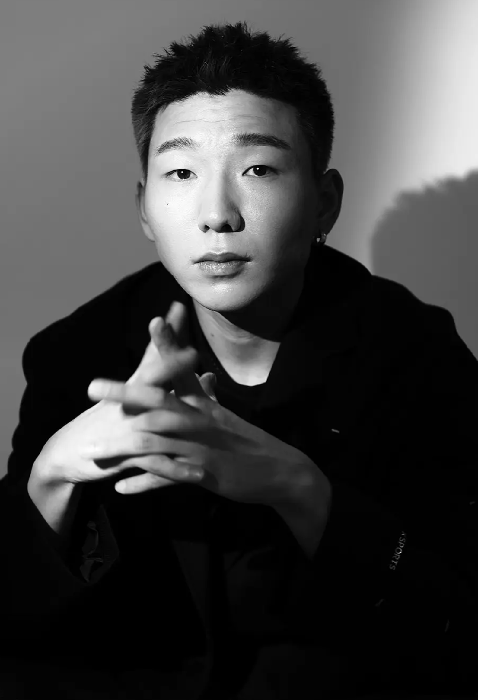 在电视剧《狂飙》中,饰演李宏伟的阿如那,凭借精湛