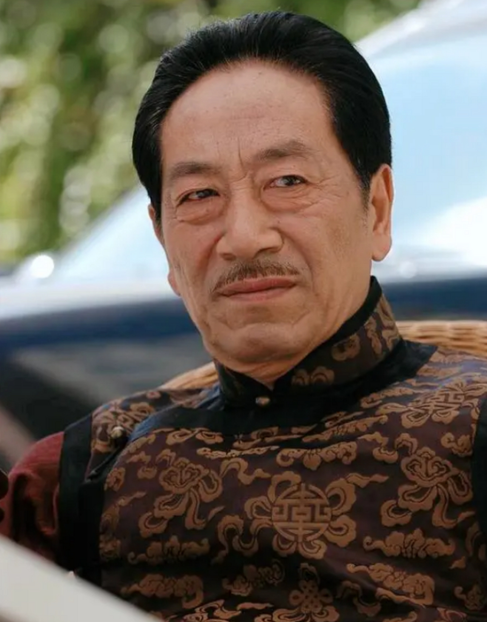 私事低调处理,演艺事业却从未停歇脚步[原文:回顾王奎荣现状:白发