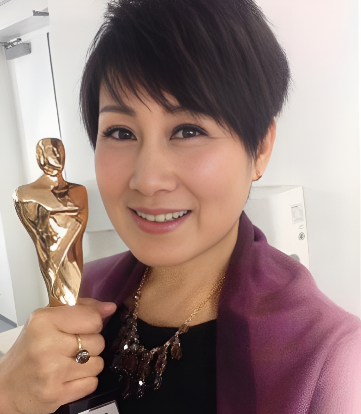 回顾演员张凯丽34岁嫁圈外老公婚后生一女今女儿成她的骄傲