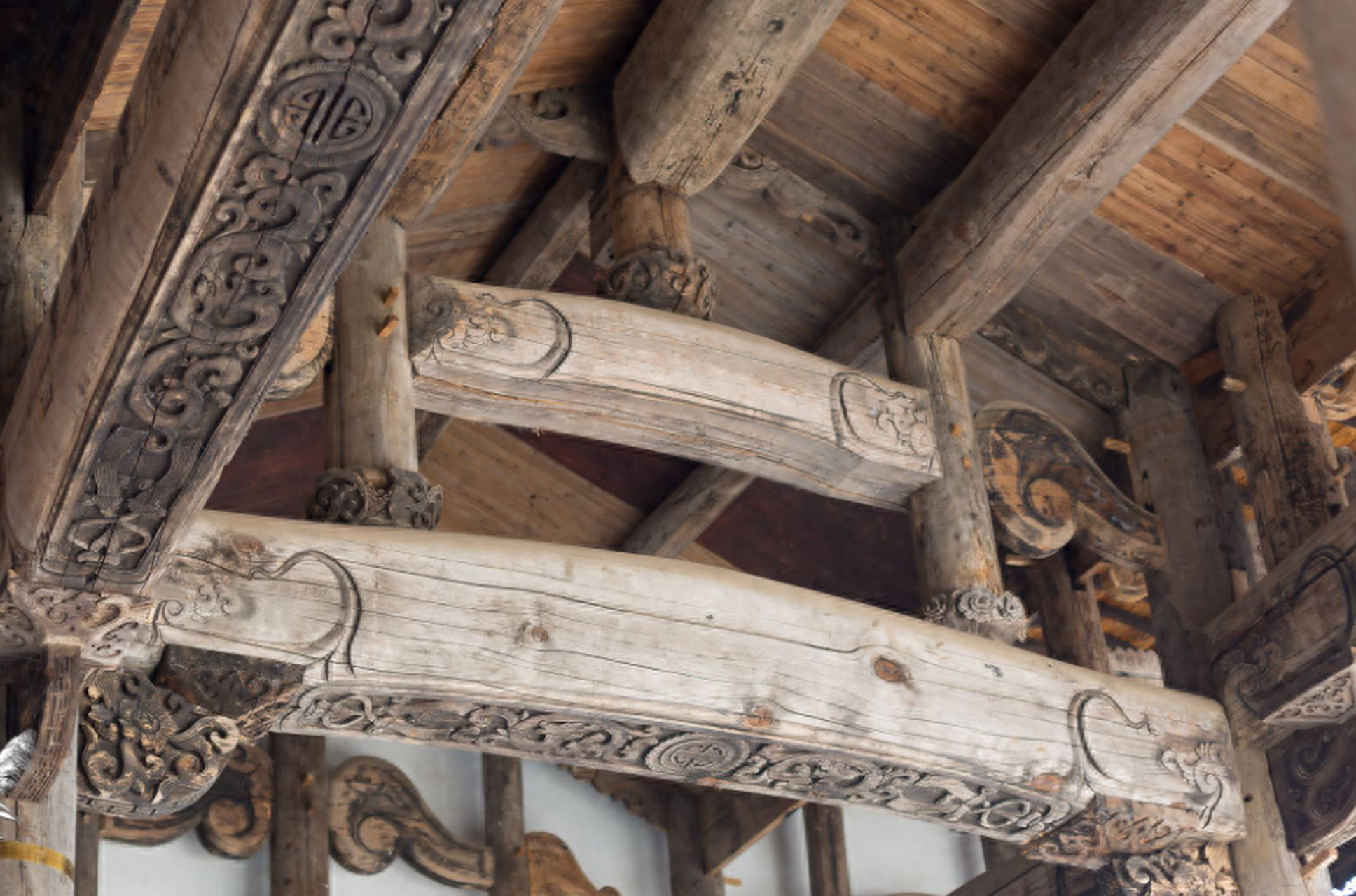 南方雕刻深邃细腻;北方彩画绚丽夺目78不仅稳固支撑