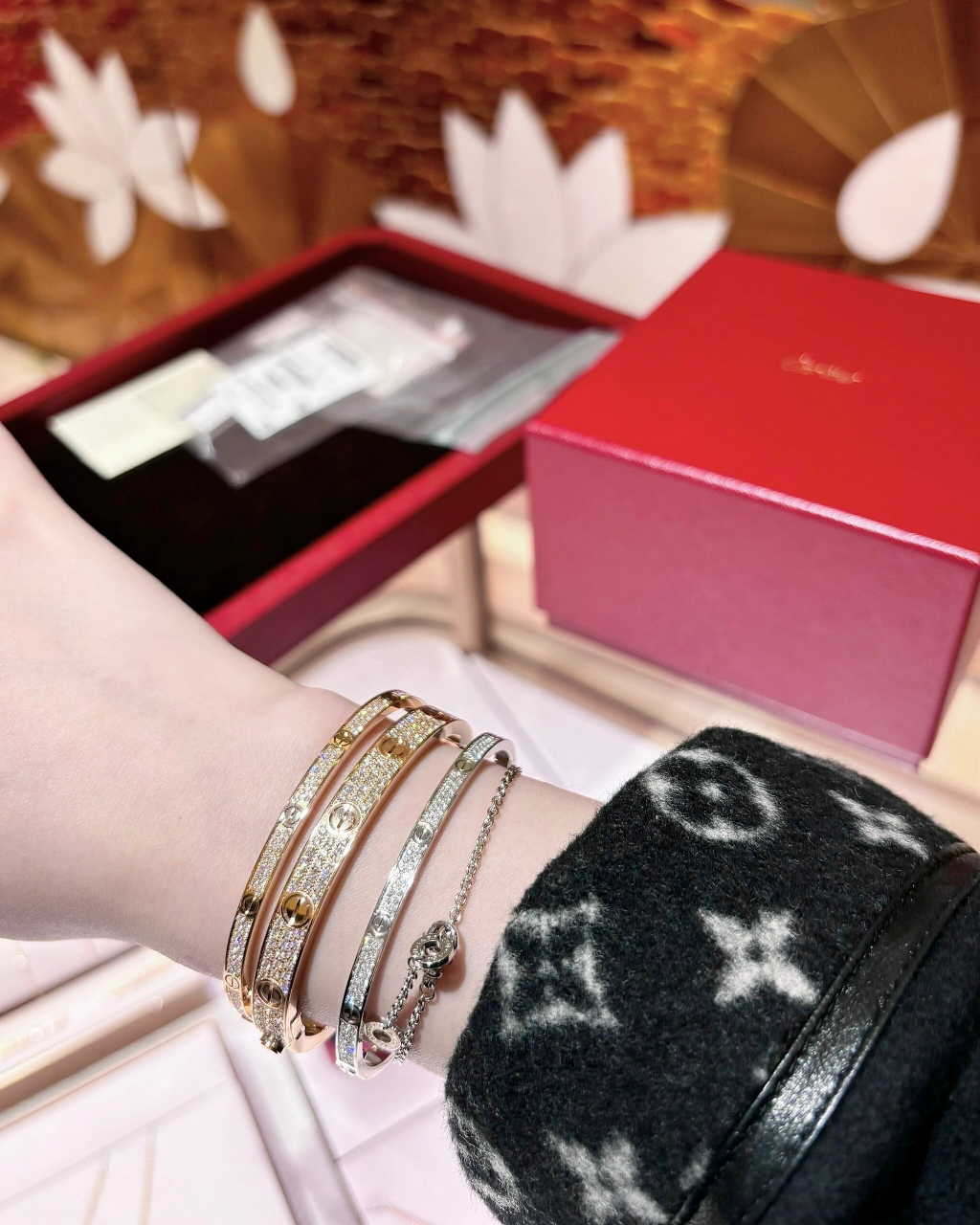 收入三个满钻cartier卡地亚满天星手镯 全部都是love的满钻太爱啦