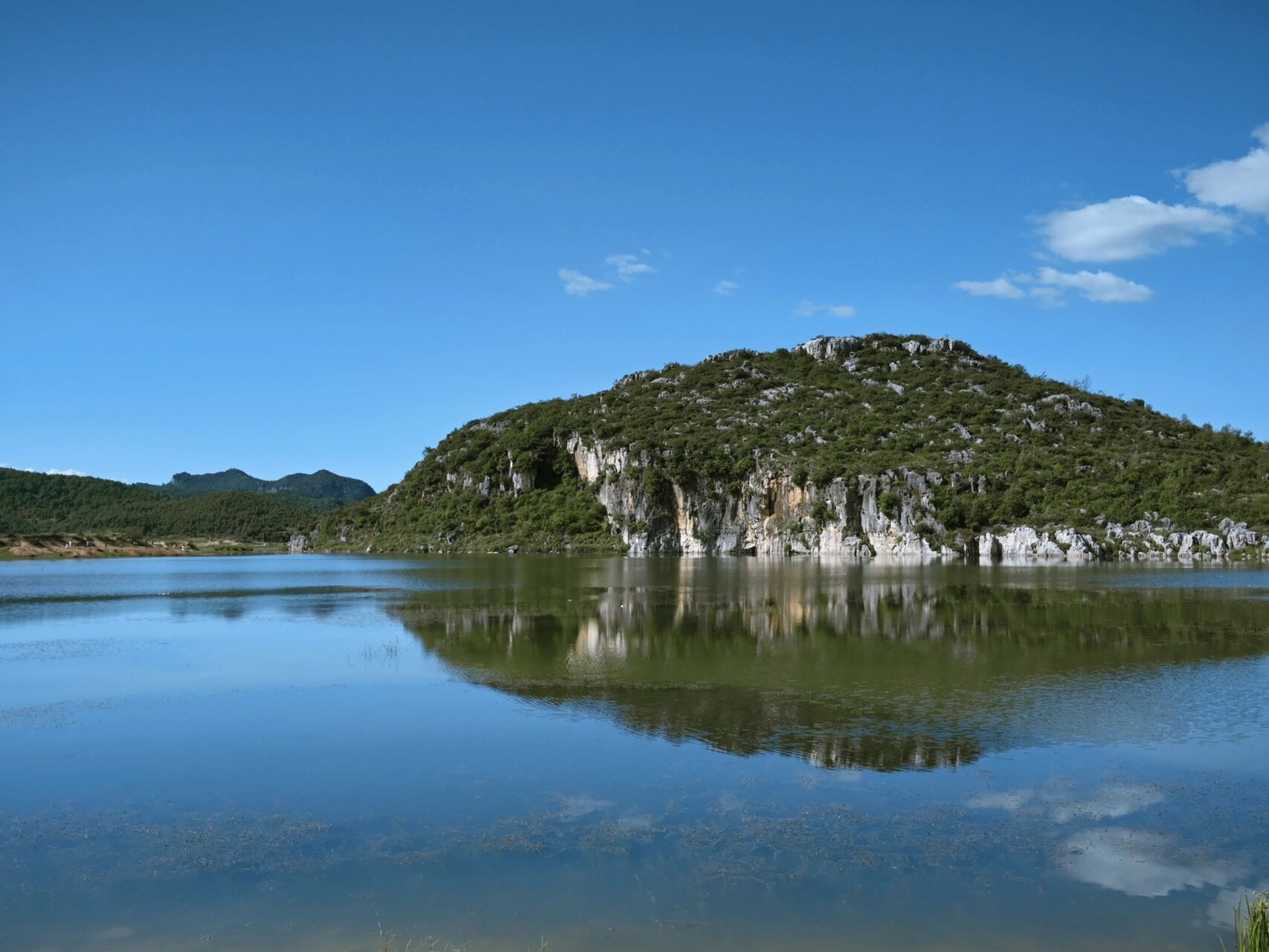 昆明周边|海峰湿地·草甸露营  海峰湿地位于云南省曲靖市沾益县,这里