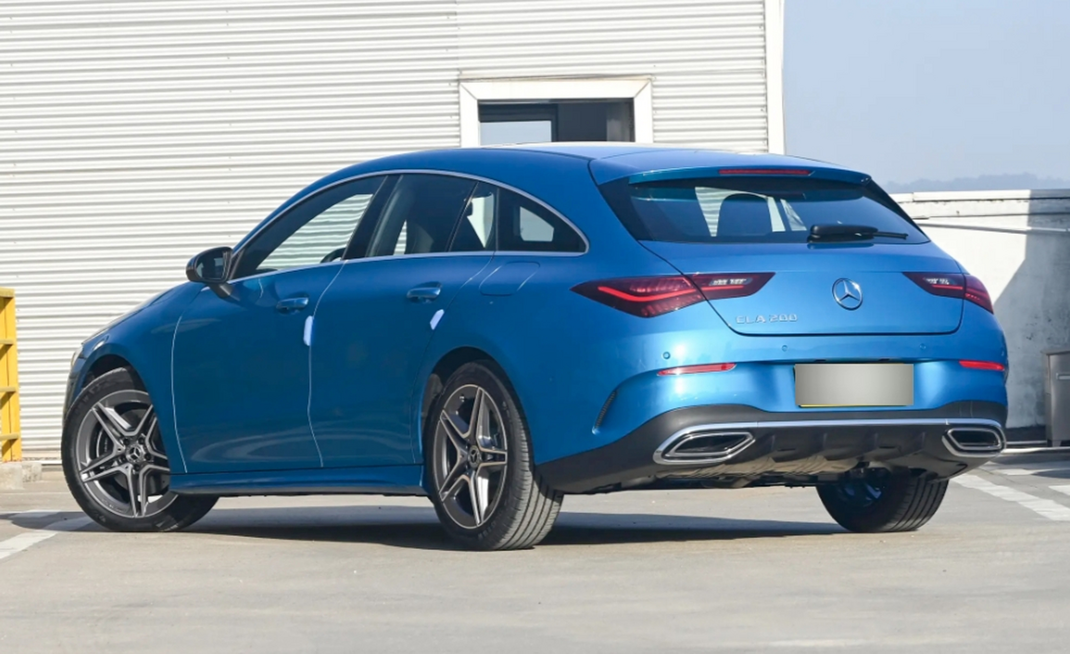 奔驰cla猎跑版车型与三厢版保持一致,车身长宽高分别为4692*1830*1452