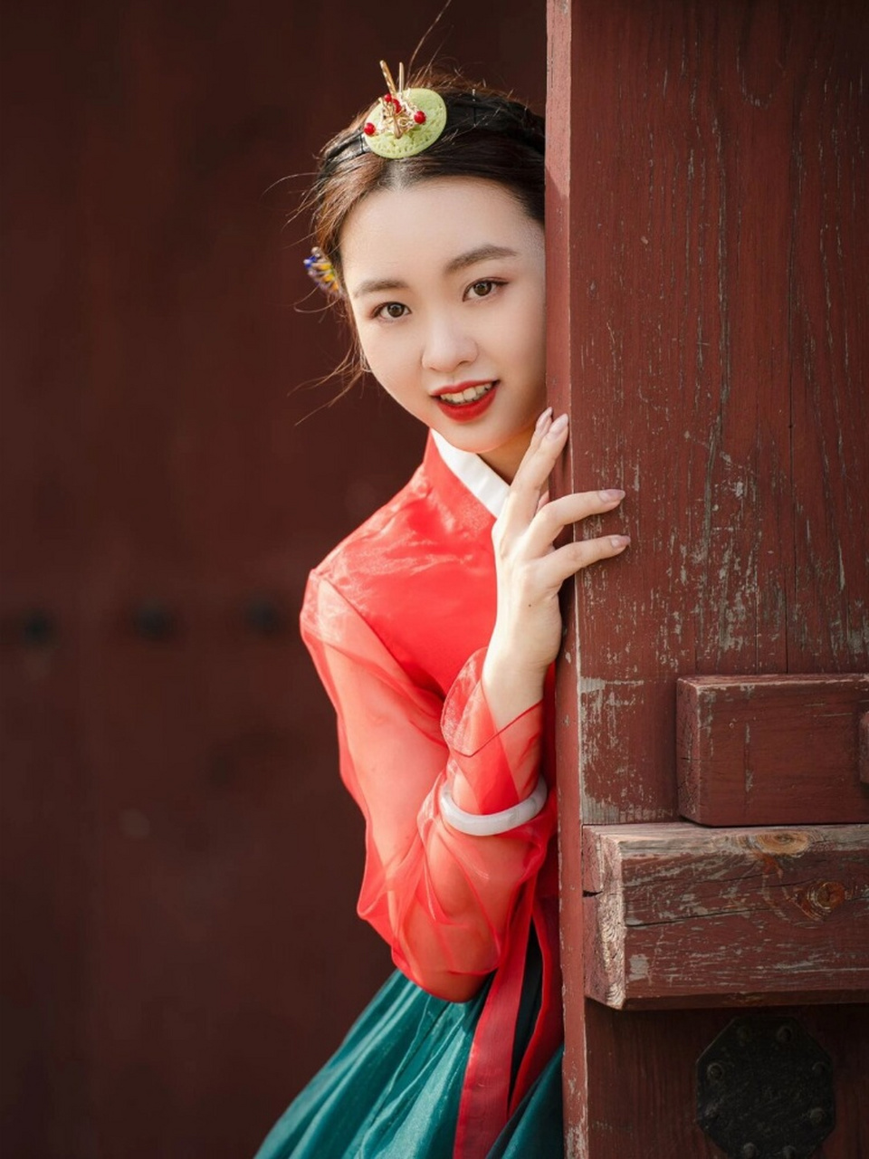 韩服少女今日分享  走在小巷里,微风轻拂着我的发丝,阳光洒在身上