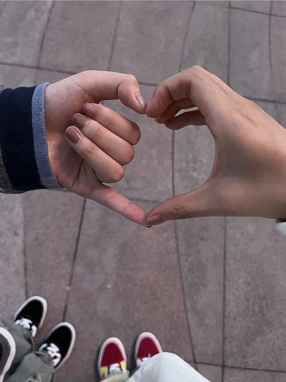 希望我能够给她一些比心的图片参考,这样她拍出来的照片就不会显得很