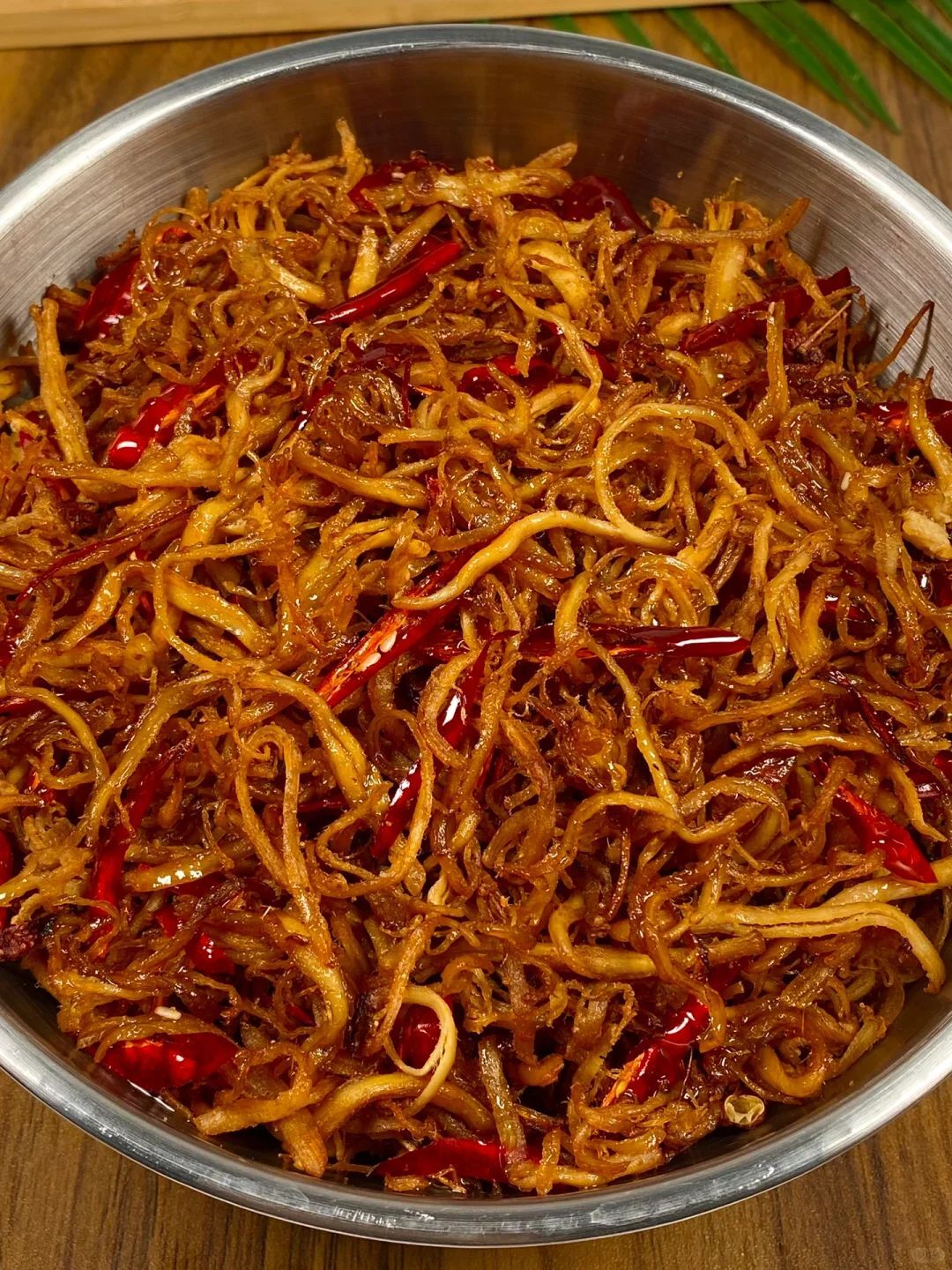 大家好,今天我来给大家分享一道超级好吃的零食-麻辣鸡丝!