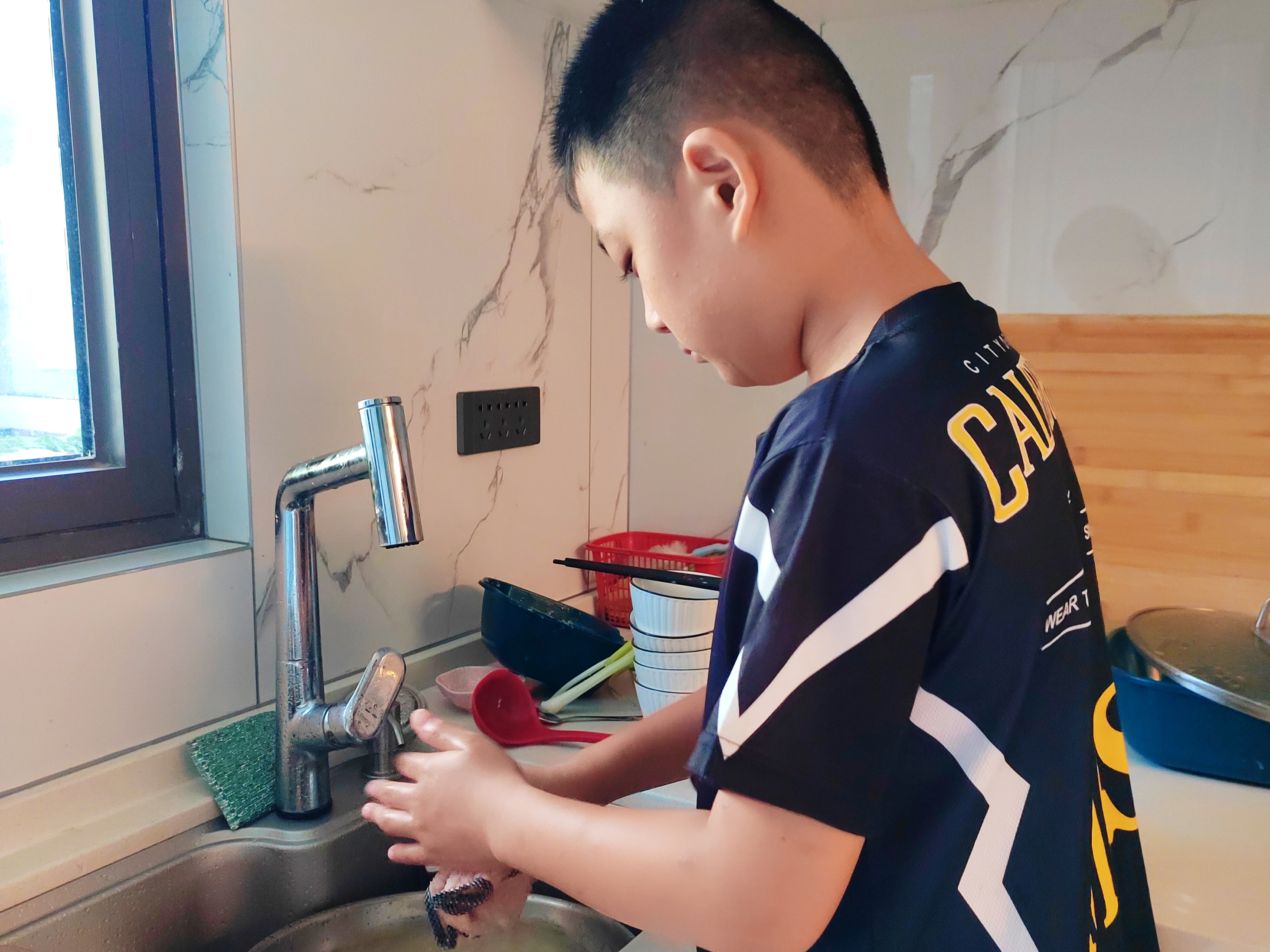 独立性,促使他们学会一些基小孩做家务图片孩子干家务做家务的小男孩