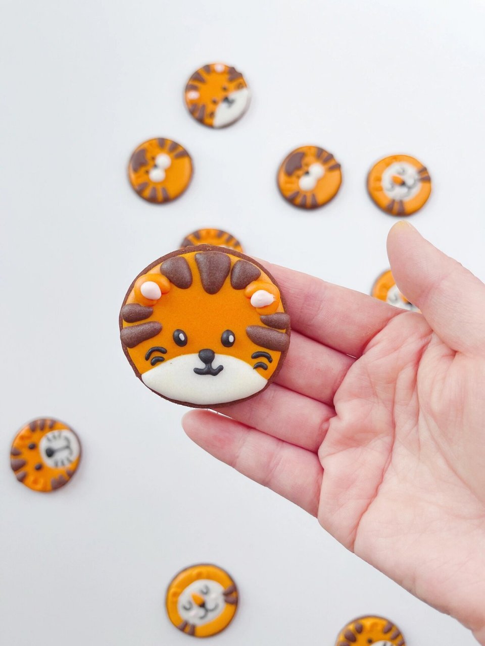 今天终于尝试了制作传说中的"老虎糖霜饼干",这款饼干不仅外形可爱