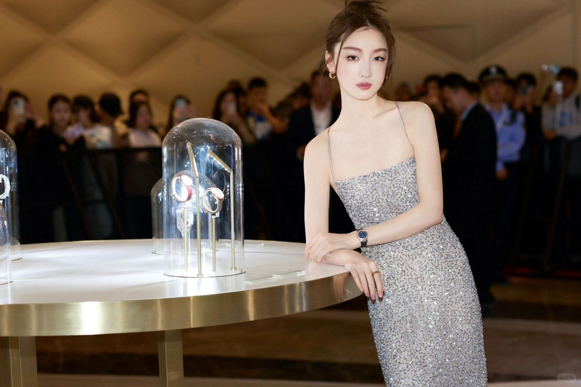 周冬雨平遥电影节惊艳亮相,黑丝绒礼服更显妩媚  近日,周冬雨在平遥