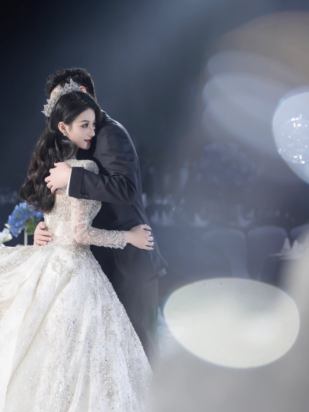 从服饰到妆容,每一个细节都透露出浓浓的中式风情.那