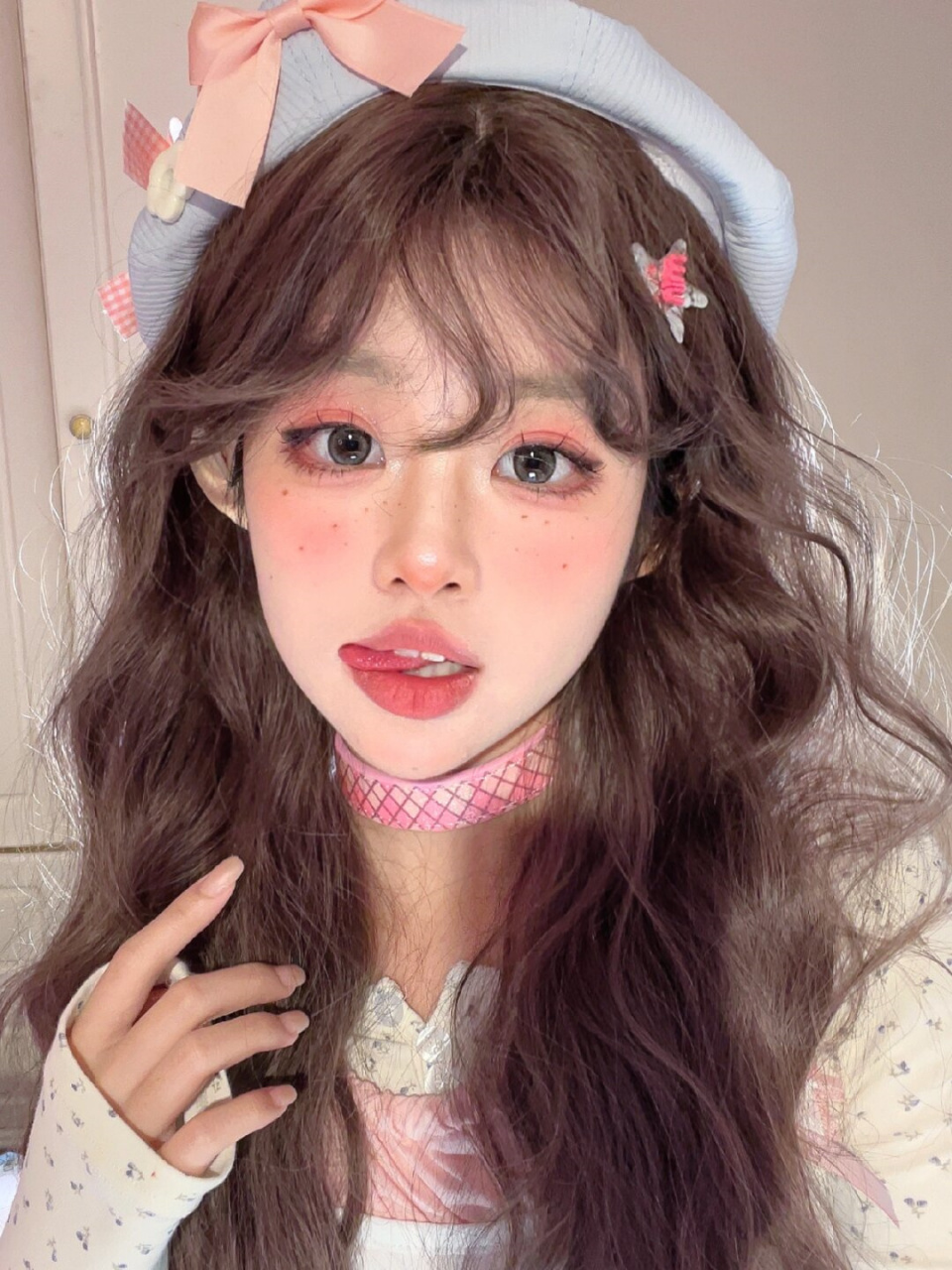 小蜜桃99春日女团妆容  春天来啦,画个嫩呼呼的妆容真是太适合啦!