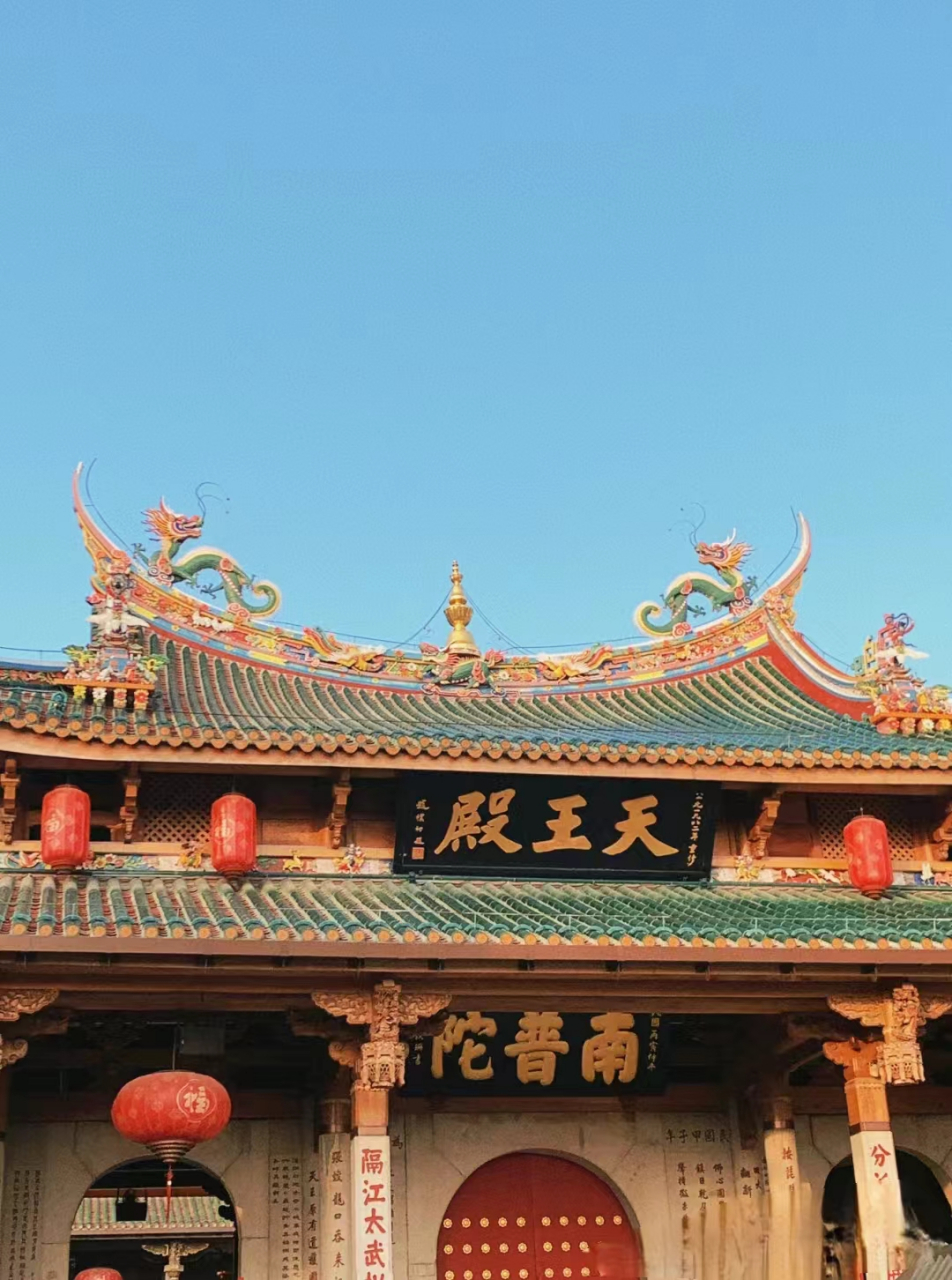 南普陀寺作为闽南乃至全国闻名的佛教寺院,其佛教文化和建筑特色丰富