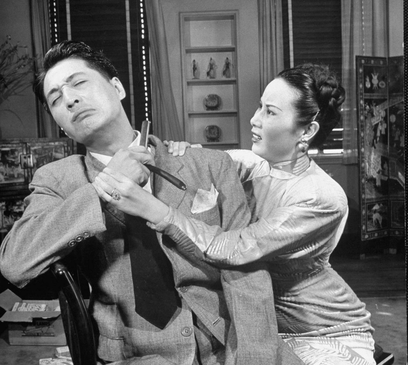 1947年,上海,正在拍摄的电影《假凤虚凰》.