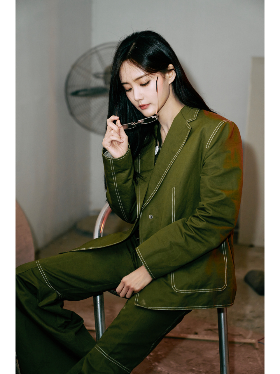 李一桐穿灰色上衣配牛仔喇叭裤的造型也太好看了吧!