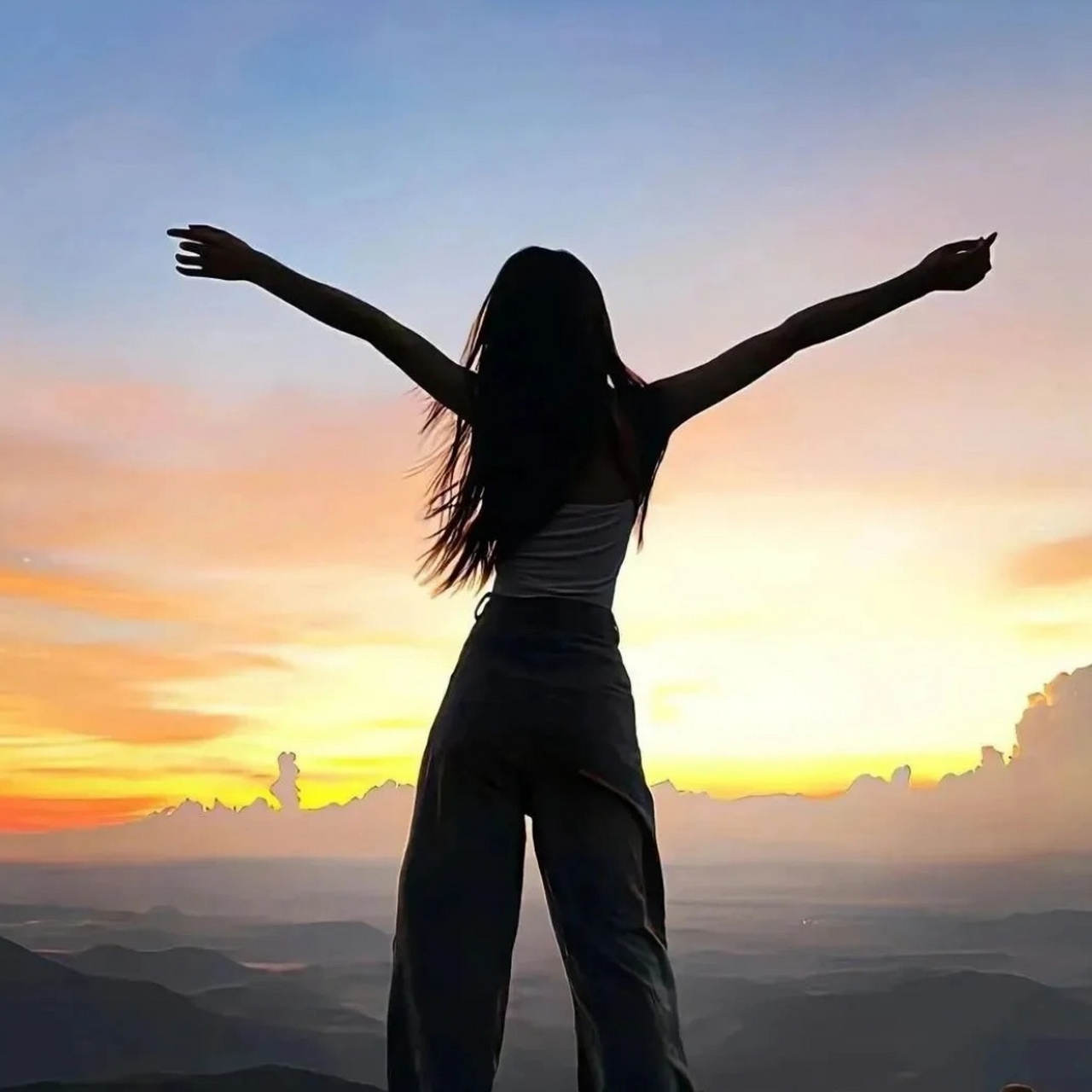 图片头像女生气质背影  🌟在这个繁忙的世界里,每一个背影都诉说着