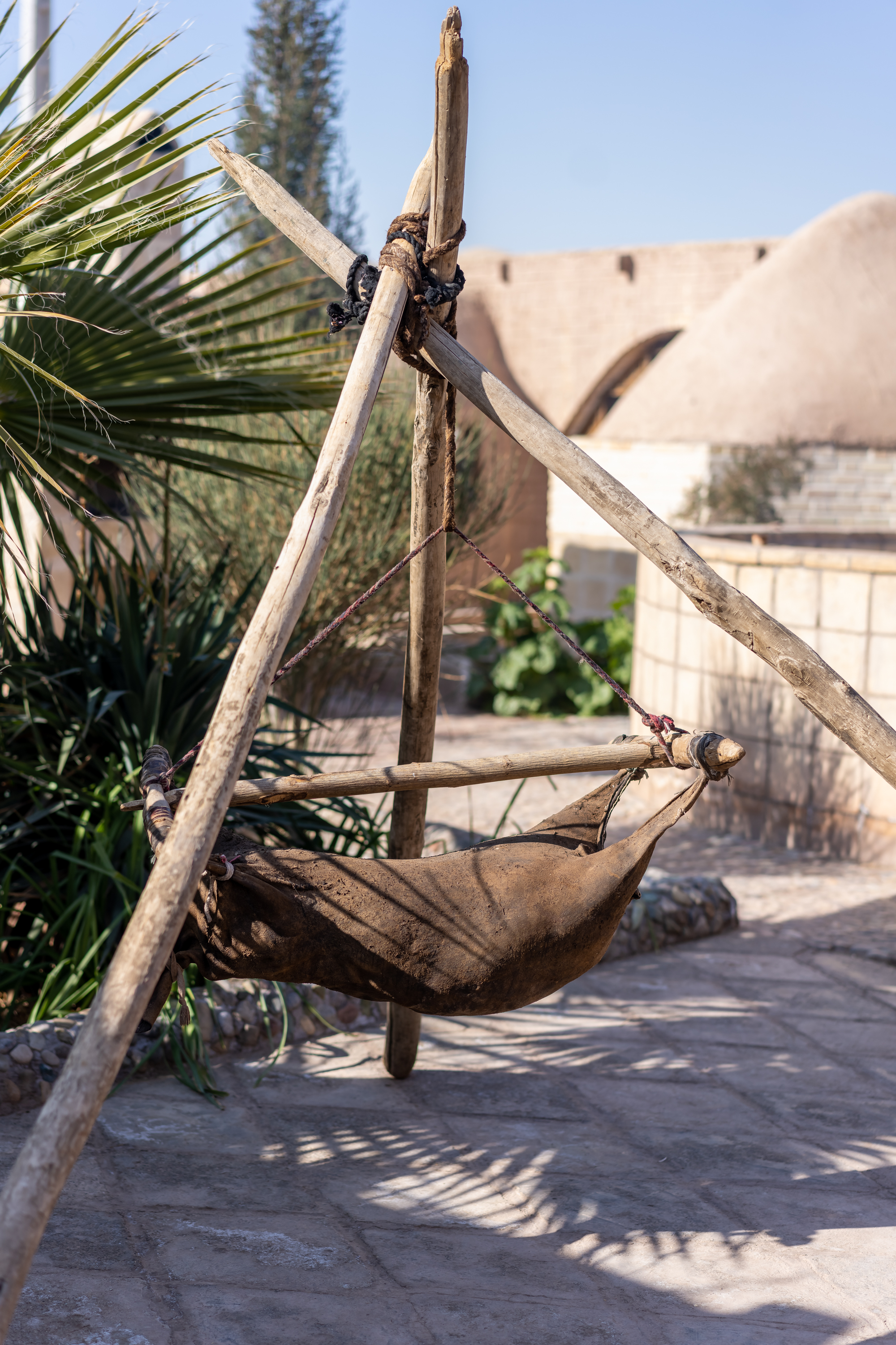 架最佳搭法以前新疆宰羊木架子三角架制作在海边有三角形木架是什么