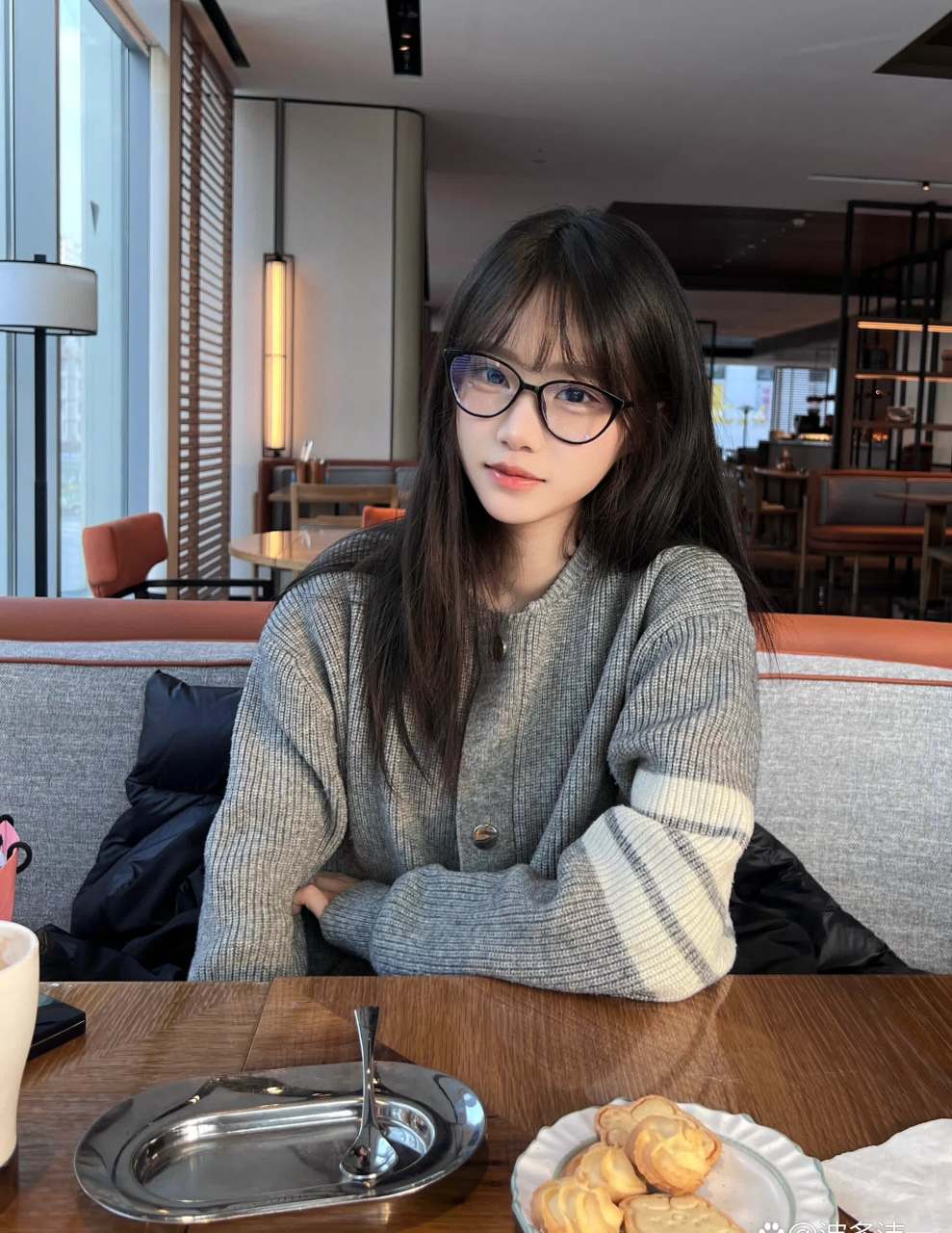 戴眼镜的女生根本吃不饱