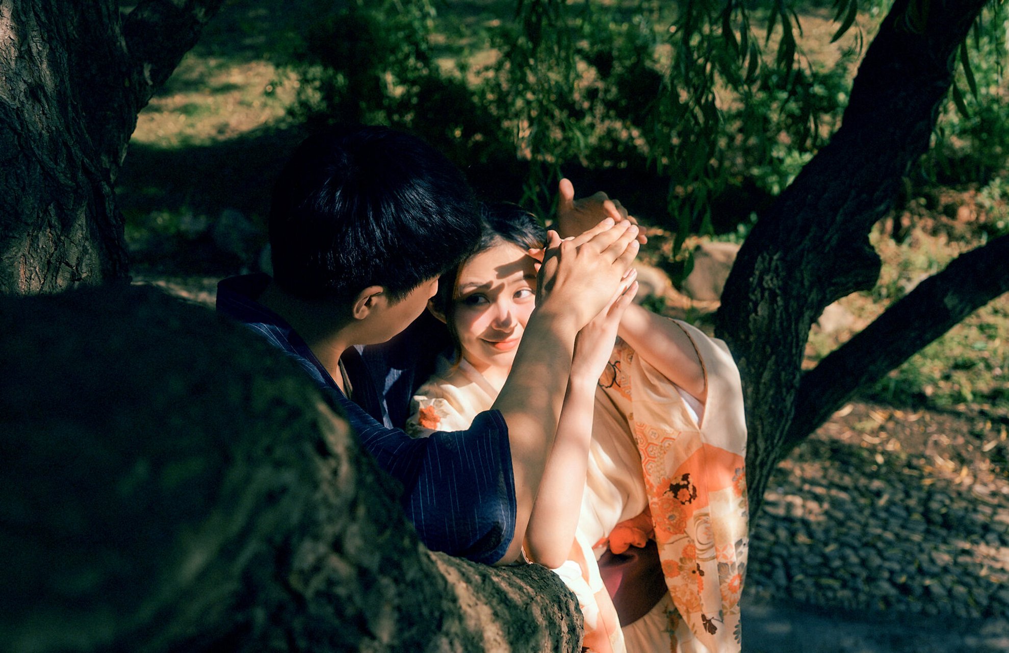 电影感和服情侣写真/我面对一朵玫瑰时  99场地选在了青岛太平角