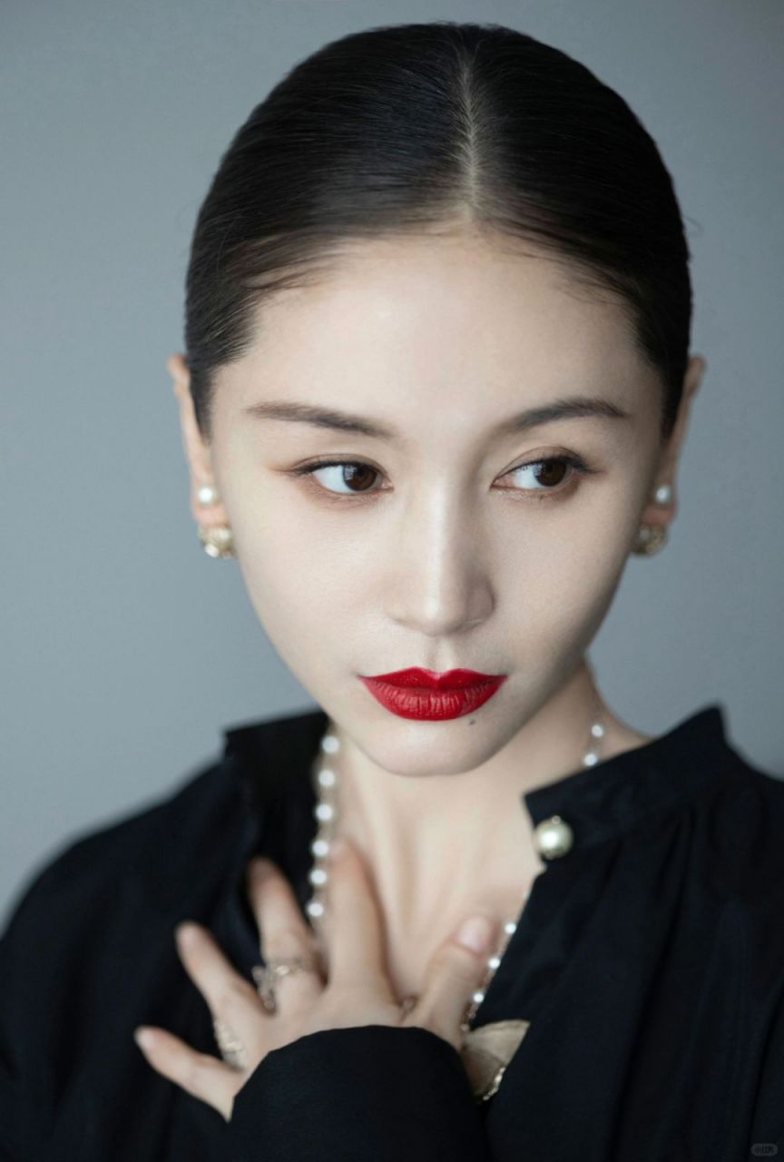 王子文造型惊艳,审美水准引热议  王子文工作室今晚发布的造型图真是