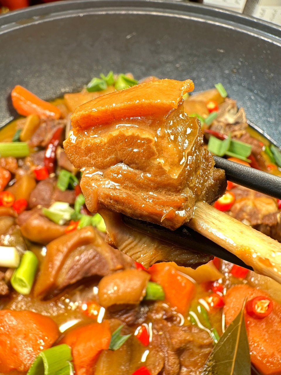 我发现家庭硬菜系列【黄焖羊肉】🐑  🥩食材:带皮羊肉,白/胡萝卜