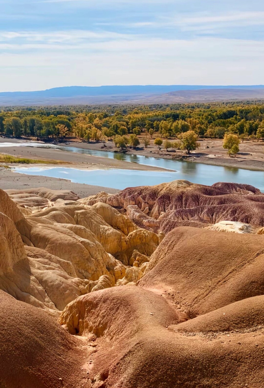 【2024年五彩滩旅游攻略】  五彩滩,这片位于新疆阿勒泰地区布尔津县