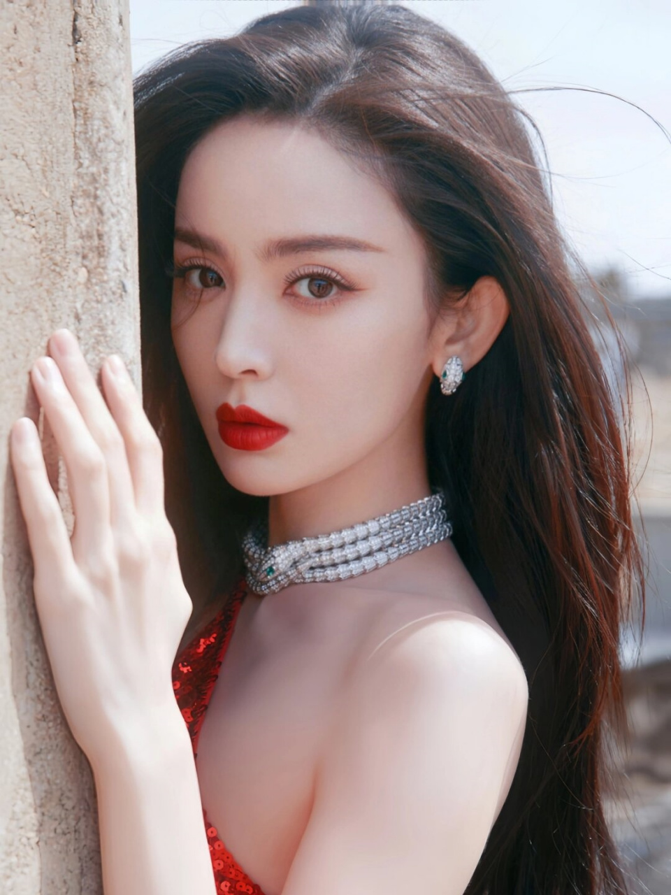 又美又飒的古力娜扎  95在娱乐圈这片璀璨的星空中,古力娜扎无疑是
