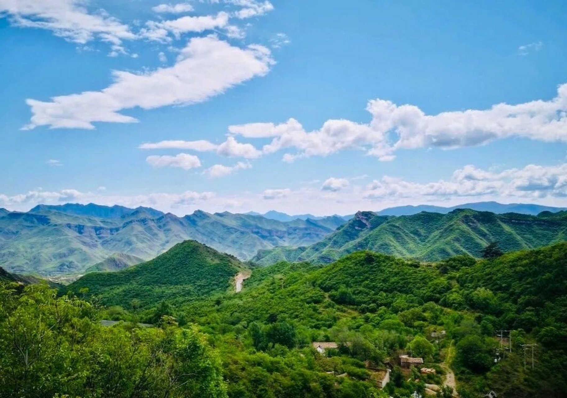 我曾经在北京黄花梁高山草甸徒步,那是一段令人难忘的经历.