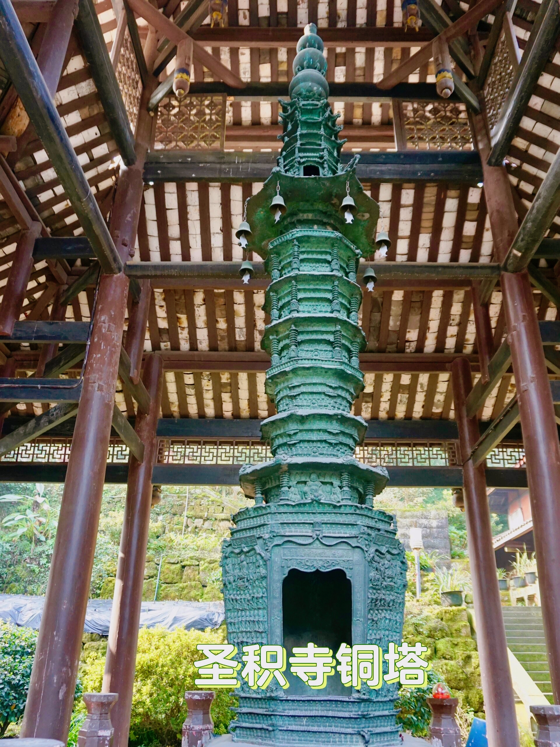 地势陡峭,风景秀丽,有"秀甲天下"之美誉.